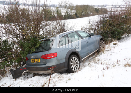 Una vettura si è schiantato sul ghiaccio e neve in un fosso vicino grande Casterton, Stamford,Lincolnshire Foto Stock