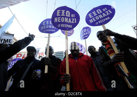 Gli immigrati Gridare slogan e trattenere le etichette durante un anti-fascista di dimostrazione in Atene, Grecia, su 19/01/2013. In precedenza questa settimana, il 16.01.2013, 27 anni, Shehzad pakistano Luqman venne pugnalato a morte da 2 uomini su una moto. Foto: Giorgos Nikolaidis / arte della messa a fuoco Foto Stock