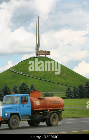 Minsk, Bielorussia, il 70m alto monumento all'esercito sovietico Foto Stock