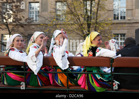 Poznan, Polonia, giovani donne in costumi tradizionali nel giorno di indipendenza Foto Stock