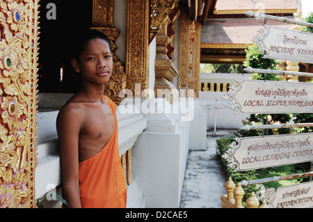 Fang, Thailandia, giovane debuttante nella parte anteriore del tempio Foto Stock