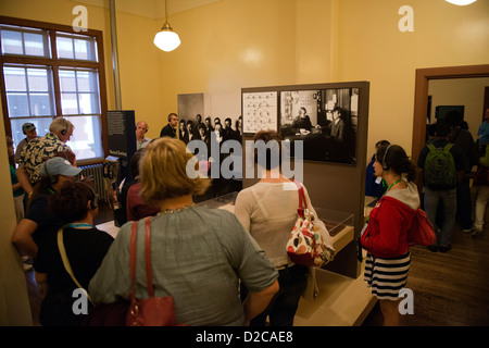 I visitatori di Ellis Island immigrato processing facility visualizza monitor. Foto Stock