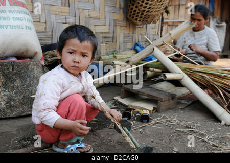 Taunggyi, Myanmar, un ragazzo gioca con handmade Game Show Foto Stock