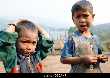 Taunggyi, Myanmar, ritratto di due ragazzi Foto Stock