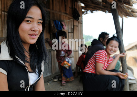 Taunggyi, Myanmar, una famiglia seduti davanti alla loro capanna Foto Stock