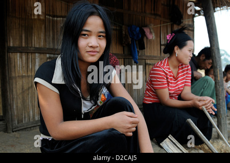 Taunggyi, Myanmar, una famiglia seduti davanti alla loro capanna Foto Stock