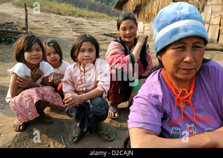 Taunggyi, Myanmar, le donne e le ragazze in squat Foto Stock