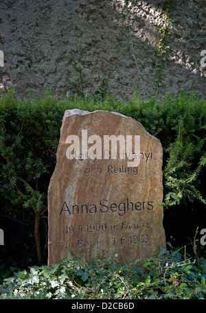 Berlino, Germania, sulla tomba di Anna Seghers cimitero Dorotheenstaedtischen Foto Stock