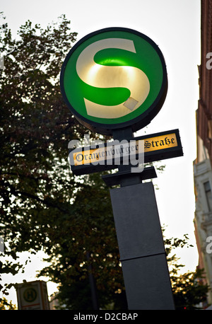 Berlino, Germania, la S-Bahn firmare alla stazione Oranienburgerstrasse Foto Stock