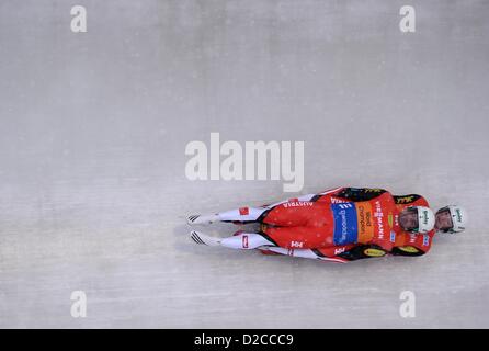 Difesa Campioni del Mondo Andreas Linger (top) e Wolfgang Linger, dall'Austria, velocità verso il basso il canale di ghiaccio durante la prima esecuzione di uomini del Double-posti di concorrenza il Luge World Cup 2013 a Winterberg, Germania, 20 gennaio 2013. Foto: DANIEL NAUPOLD Foto Stock