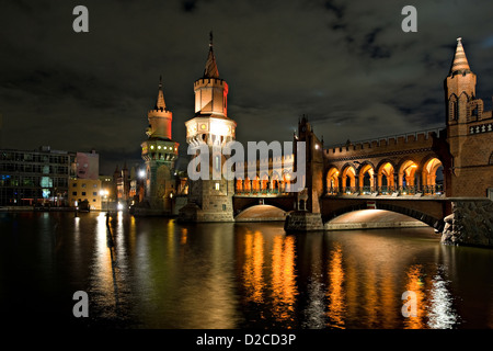 Berlino, Germania, Oberbaumbruecke di notte Foto Stock