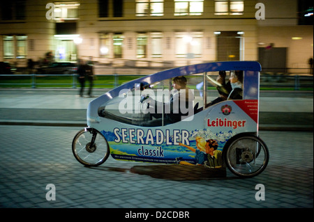 Berlino, Germania, una bicicletta taxi corre sulla Pariser Platz Foto Stock