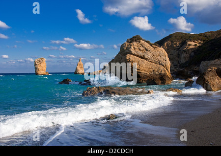 Onde che si infrangono sulla spiaggia rocciosa Foto Stock