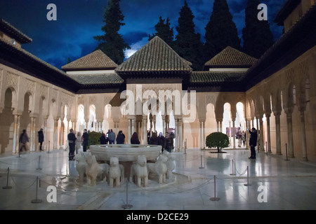 La Corte dei Lions nell'Alhambra Palace (Granada - Spagna) Foto Stock