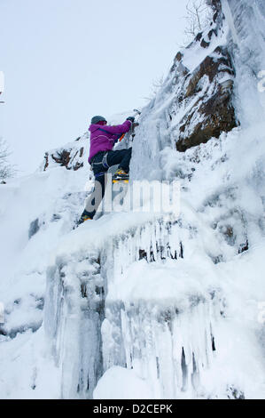 Brecon Beacons, Wales, Regno Unito. Il 20 gennaio, 2013. Un alpinista da Brecon, UK. affronta una cascata vicino a piani di armi. Photo credit: Graham M. Lawrence/Alamy Live News. Foto Stock