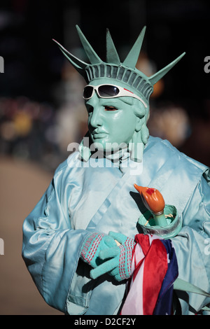 L uomo vestito come la Statua della Libertà, souvenir, New York, New York,  Stati Uniti d'America Foto stock - Alamy