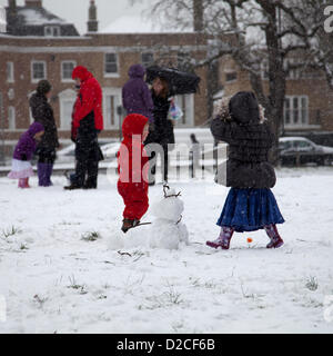 20 gennaio 2013 13,16 pm - La neve cade su Clapham Common a Clapham, Londra, Regno Unito. I bambini che giocano sulla neve. Foto Stock