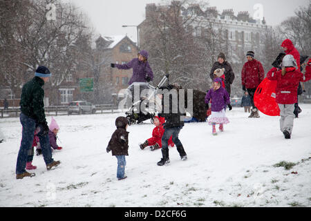 20 gennaio 2013 13.17 pm - La neve cade su Clapham Common a Clapham, Londra, Regno Unito. I bambini e i genitori a giocare nella neve. Foto Stock