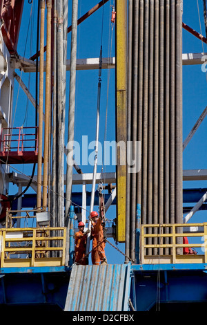Onshore di esplorazione di petrolio e gas sito. Filo strumenti linea essendo sollevata fino alla piattaforma di rig piano prima della registrazione. Il Kurdistan Iraq Foto Stock
