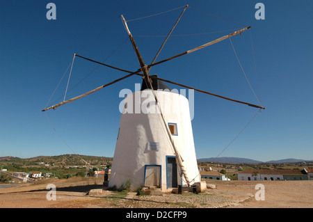 Un vecchio mulino a vento di stile Moinho de Vento in una zona rurale in Algarve la regione più meridionale del Portogallo Foto Stock