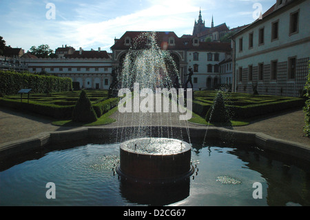 Esposizione veloce che ha bloccato una fontana in Wallenstein giardini nel centro della città con il castello di Praga in background Foto Stock