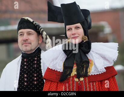 Persone in costumi tradizionali della cosiddetta "Oesterten Tracht' arrivano alla stazione di polling per votare per la Bassa Sassonia alle elezioni statali, in corrispondenza di una stazione di polling in Horsten, Germania, 20 gennaio 2013. Alcuni 6.1 milioni di elettori sono stati ballottaggi decisivi 20 Gennaio nella chiave dello stato tedesco della Bassa Sassonia con la gara collo-e-collo tra la coalizione di governo del Cancelliere tedesco Angela Merkel e il centro-sinistra opposizione. Le elezioni nello stato in cui si trova la casa di Volkswagen e di molte piccole industrie è visto come un test di tedesco generale elezione previsto nel mese di settembre. Pho Foto Stock