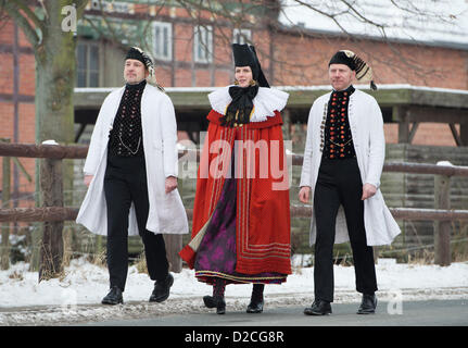 Persone in costumi tradizionali della cosiddetta "Oesterten Tracht' arrivano alla stazione di polling per votare per la Bassa Sassonia alle elezioni statali, in corrispondenza di una stazione di polling in Horsten, Germania, 20 gennaio 2013. Alcuni 6.1 milioni di elettori sono stati ballottaggi decisivi 20 Gennaio nella chiave dello stato tedesco della Bassa Sassonia con la gara collo-e-collo tra la coalizione di governo del Cancelliere tedesco Angela Merkel e il centro-sinistra opposizione. Le elezioni nello stato in cui si trova la casa di Volkswagen e di molte piccole industrie è visto come un test di tedesco generale elezione previsto nel mese di settembre. Pho Foto Stock