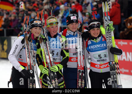 20.01.2013 - Anterselva Anterselva, Italia. Marie Laure Brunet, Marie Dorin Habert, Anais Bescond, Sophie Boilley (FRA) al traguardo del relè durante il 2013 IBU Coppa del Mondo di Biathlon Foto Stock