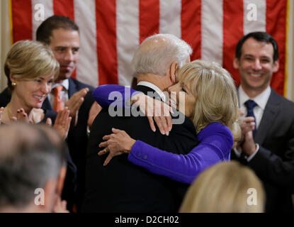 Washington D.C, STATI UNITI D'AMERICA. Domenica 20 gennaio 2013. Il Vicepresidente degli Stati Uniti Joe Biden abbracci di sua moglie Jill Biden dopo aver prestato giuramento di ufficio e durante la cerimonia ufficiale presso la Naval Observatory di Washington.Vice Presidente Biden ha prestato giuramento per un secondo termine utilizzando la famiglia Biden la Bibbia. .Credito: Carolyn Kaster / Pool via CNP/Alamy Live News Foto Stock