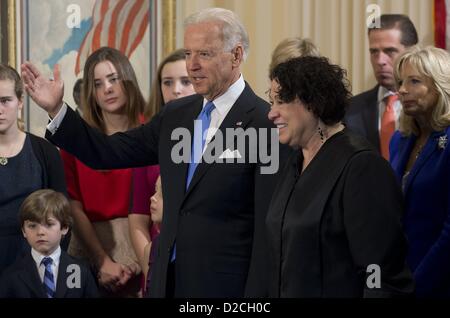 Washington D.C, STATI UNITI D'AMERICA. Domenica 20 gennaio 2013. Il Vicepresidente degli Stati Uniti Joe Biden sorge accanto a noi la Corte Suprema di Giustizia Sonia Sotomayor dopo aver prestato giuramento di ufficio durante la 57th presidenziali inaugurazione ufficiale di giuramento cerimonia presso la Naval Observatory on gennaio 20, 2013 a Washington, DC..Credit: Saul Loeb / Pool via CNP/Alamy Live News Foto Stock