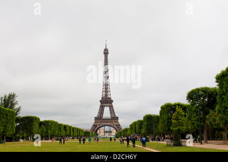 Vista della Torre Eiffel dal Champ de Mars Foto Stock