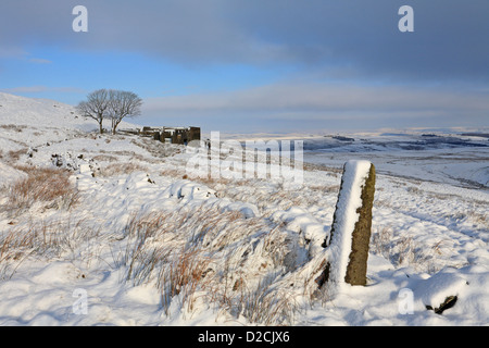 Top Withens su del The Pennine Way in inverno la neve su Haworth Moor, Haworth, West Yorkshire, Inghilterra, Regno Unito. Foto Stock