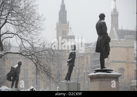 La piazza del Parlamento, Londra, Regno Unito. Il 20 gennaio 2013. Statue in piazza del Parlamento come la neve cade a. La neve cade nel centro di Londra. Alamy Live News Foto Stock