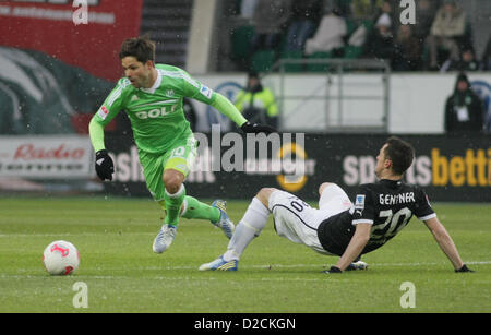 L-r: DIEGO (VfL Wolfsburg) und Christian GENTNER (VfB Stoccarda) DEUTSCHLAND, Wolfsburg. Fussball, 1. Bundesliga - 18. Spieltag: VfL Wolfsburg vs VfB Stuttgart am 19.01.2013, Volkswagen Arena. Foto Stock