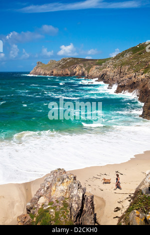 Percorso della costa e le viste verso Nanjizal o Mill Bay, vicino al Lands End, West Cornwall, Regno Unito Foto Stock