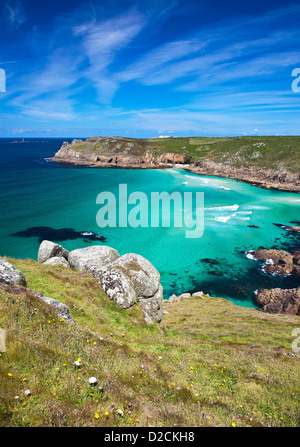 Percorso della costa e le viste verso Nanjizal o Mill Bay, vicino al Lands End, West Cornwall, Regno Unito Foto Stock