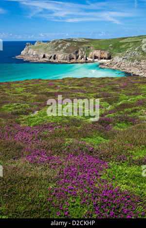 Percorso della costa e le viste verso Nanjizal o Mill Bay, vicino al Lands End, West Cornwall, Regno Unito Foto Stock