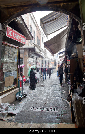 ISTANBUL TURCHIA - La neve cade fuori dal Grand Bazaar Kapali Carsi Kapalicarsi, Mercato coperto Foto Stock