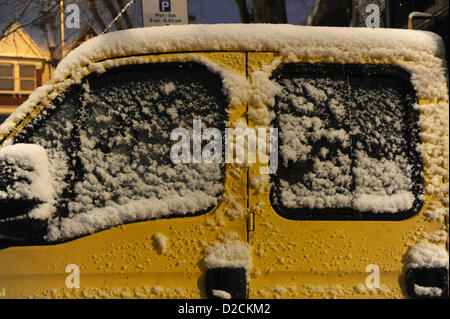 Turnpike Lane, Londra, Regno Unito. Il 20 gennaio 2013. La neve cade in Turnpike Lane. La neve cade nel centro di Londra. Alamy Live News Foto Stock