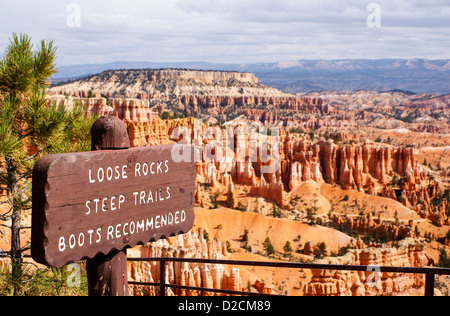 Vista sul parco nazionale di Bryce Canyon, Utah, Stati Uniti con segno di primo piano di avvertimento di rocce allentati e ripidi sentieri Foto Stock