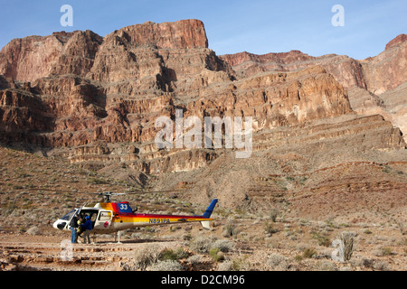 Papillon tour in elicottero è atterrato su pad giù nel Grand Canyon Arizona USA Foto Stock