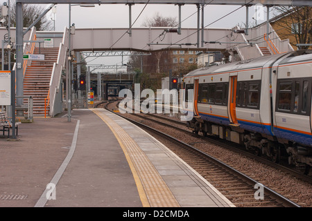 Un London Overground treno a Highbury e Islington stazione, a nord di Londra, Regno Unito Foto Stock