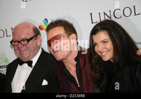 Paul McGuinness, Bono, Ali Hewson, presso il Lincoln premiere del film Savoy Cinema a Dublino, Irlanda. Domenica 20 gennaio 2013. Foto Stock