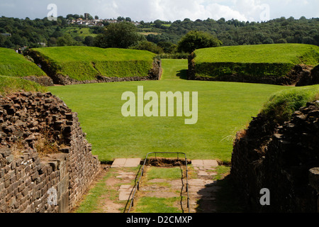 Resti dell'anfiteatro romano a Caerleon, vicino a Newport, Wales, Regno Unito Foto Stock