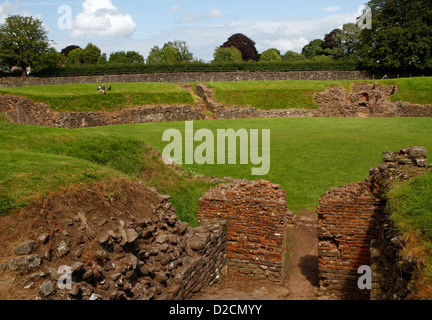 Resti dell'anfiteatro romano a Caerleon, vicino a Newport, Wales, Regno Unito Foto Stock