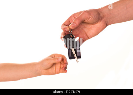 Maschio lato tenendo premuto un tasto auto e consegnarlo a un'altra persona isolata Foto Stock