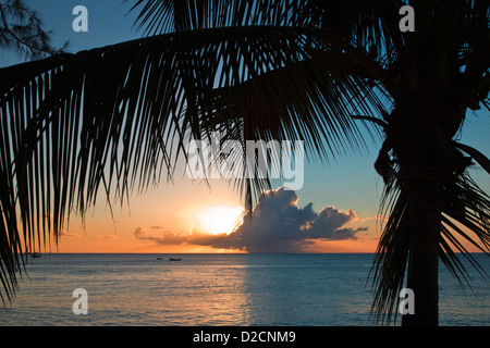 Tramonto a St James, sulla costa ovest di Barbados, dei Caraibi Foto Stock