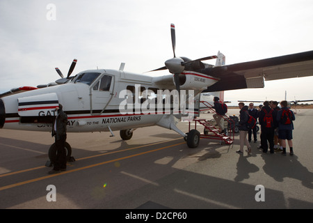 Gruppo di tour imbarco dehaviland otter tour aereo all'aeroporto di Grand Canyon West Arizona USA Foto Stock