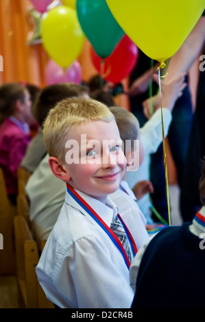 Preschooler con palloncino medaglia da indossare sul fest in età prescolare Foto Stock