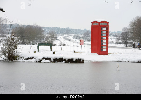 British Telecom BT telefono rosso scatola in neve vicino a Brockenhurst in New Forest National Park in Hampshire REGNO UNITO Foto Stock